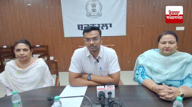 ਬਾਰਵੀਂ ਦੇ ਨਤੀਜਿਆਂ ’ਚੋਂ ਟਾਪ ਕਰਨ ਵਾਲੀਆਂ ਲੜਕੀਆਂ ਨੂੰ ਡਿਪਟੀ ਕਮਿਸ਼ਨਰ ਬਰਨਾਲਾ ਟੀ-ਬੈਨਿਥ ਨੇ ਕੀਤਾ ਸਨਮਾਨਿਤ