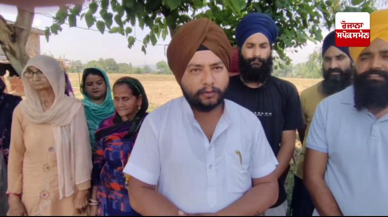  ਪਿੰਡ ਵਾਲੇ ਰੋਸ ਪ੍ਰਦਰਸ਼ਨ ਕਰਦੇ ਹੋਏ 