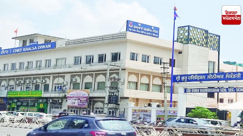 After the orders of the 'Jathedars', the saffron color marks in the Gurdwara Sahibs began to be changed.