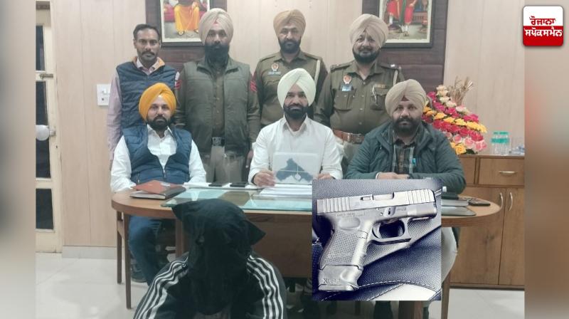 ਪੁਲਿਸ ਅਧਿਕਾਰੀ ਫੜੇ ਗਏ ਆਰੋਪੀ ਪਲਵਿੰਦਰ ਸਿੰਘ ਉਰਫ਼ ਸਾਬੀ ਬਾਰੇ ਜਾਣਕਾਰੀ ਦਿੰਦੇ ਹੋਏ 