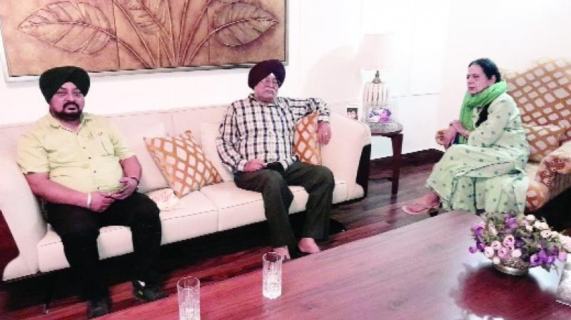 ਬੀਬੀ ਜਗਜੀਤ ਕੌਰ ਨਾਲ ਦੁੱਖ ਸਾਂਝਾ ਕਰਦੇ ਹੋਏ ਸ. ਗੁਰਬਚਨ ਸਿੰਘ ਵਿਰਦੀ 