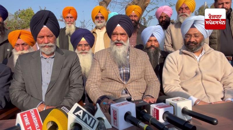  ਪ੍ਰੋ. ਪ੍ਰੇਮ ਸਿੰਘ ਚੰਦੂਮਾਜਰਾ ਪੱਤਰਕਾਰਾਂ ਨਾਲ ਗੱਲਬਾਤ ਕਰਦੇ ਹੋਏ 