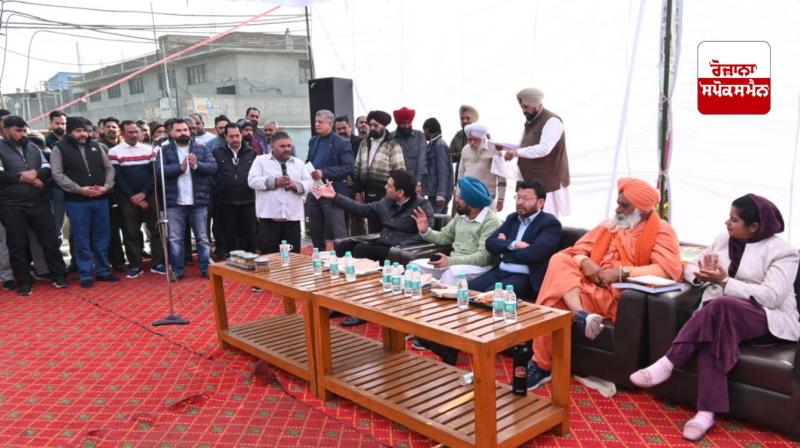 ਮੰਤਰੀ ਡਾ. ਰਵਜੋਤ ਸਿੰਘ ਅਤੇ ਰਾਜ ਸਭਾ ਮੈਂਬਰ ਸੀਚੇਵਾਲ ਡੇਅਰੀ ਮਾਲਕਾਂ ਨਾਲ ਮੁਲਾਕਾਤ ਕਰਦੇ ਹੋਏ 