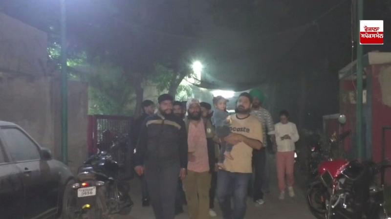 ਪਰਿਵਾਰ ਵਾਲੇ ਬੱਚੀ ਨੂੰ ਘਰ ਲਿਜਾਂਦੇ ਹੋਏ 