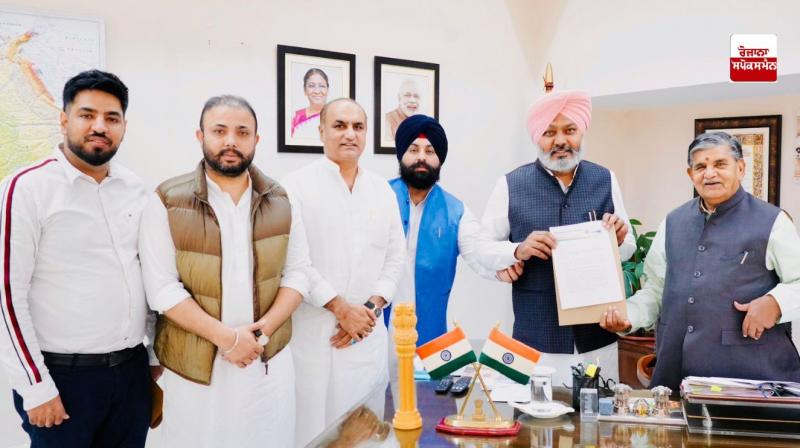 'ਆਪ' ਦਾ ਵਫ਼ਦ ਰਾਜਪਾਲ ਨੂੰ ਮੰਗ ਪੱਤਰ ਸੌਂਪਦੇ ਹੋਏ 