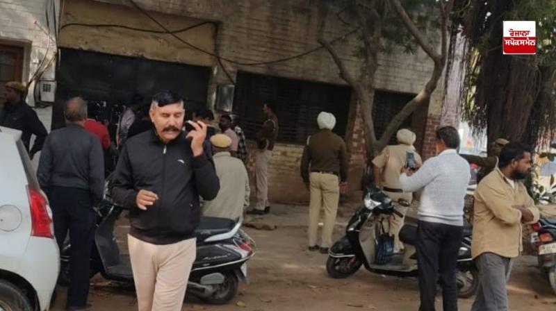 ਪੁਲਿਸ ਮੁਲਾਜ਼ਮ ਕਾਰਵਾਈ ਕਰਦੇ ਹੋਏ 