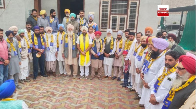 ਡਿੰਪੀ ਢਿੱਲੋਂ ਨੇ ਪਾਰਟੀ ਵਿੱਚ ਸ਼ਾਮਿਲ ਹੋਣ ਵਾਲੇ ਪਰਿਵਾਰਾਂ ਨੂੰ ਸਨਮਾਨ ਚਿੰਨ੍ਹ ਦੇ ਕੇ ਕੀਤਾ ਸਨਮਾਨਿਤ