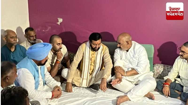 ਹਰਿਆਣਾ ਸੀ.ਐਮ.ਸੈਣੀ ਭਾਜਪਾ ਵਿਧਾਇਕ ਅਸ਼ਵਨੀ ਸ਼ਰਮਾ ਦੇ ਘਰ ਭਰਾ ਦੇ ਦੇਹਾਂਤ 'ਤੇ ਅਫਸੋਸ ਕਰਨ ਪੁੱਜੇ