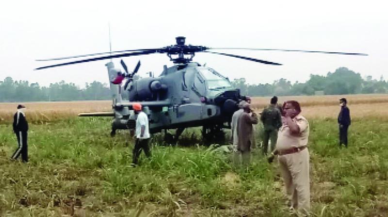 ਤਕਨੀਕੀ ਖ਼ਰਾਬੀ ਕਰ ਕੇ ਫ਼ੌਜੀਆਂ ਨੂੰ ਖੇਤ 'ਚ ਉਤਾਰਨਾ ਪਿਆ ਹੈਲੀਕਾਪਟਰ