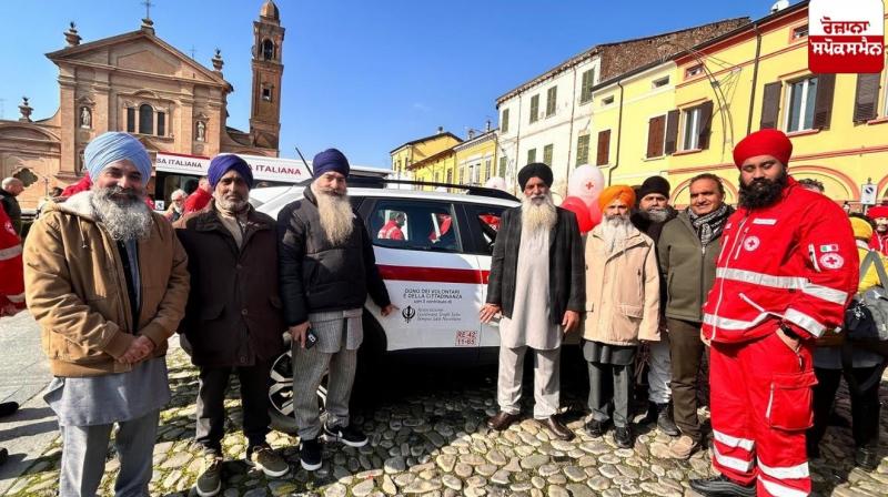  ਗੁਰਦੁਆਰਾ ਸਾਹਿਬ ਦੀ ਪ੍ਰਬੰਧਕ ਕਮੇਟੀ ਗੱਡੀਆ ਭੇਟ ਕਰਦੇ ਹੋਏ 