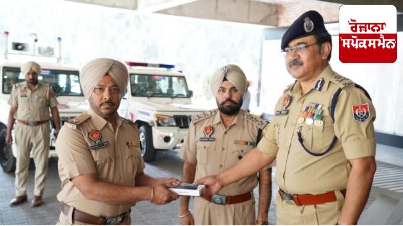 ਸਪੈਸ਼ਲ ਡੀਜੀਪੀ ਅਰਪਿਤ ਸ਼ੁਕਲਾ ਨੇ ਸੁਚਾਰੂ ਕਨੈਕਟੀਵਿਟੀ ਨੂੰ ਯਕੀਨੀ ਬਣਾਉਣ ਲਈ ਈਆਰਵੀਜ਼ ਨੂੰ ਵੰਡੇ 165 ਸਮਾਰਟਫੋਨ