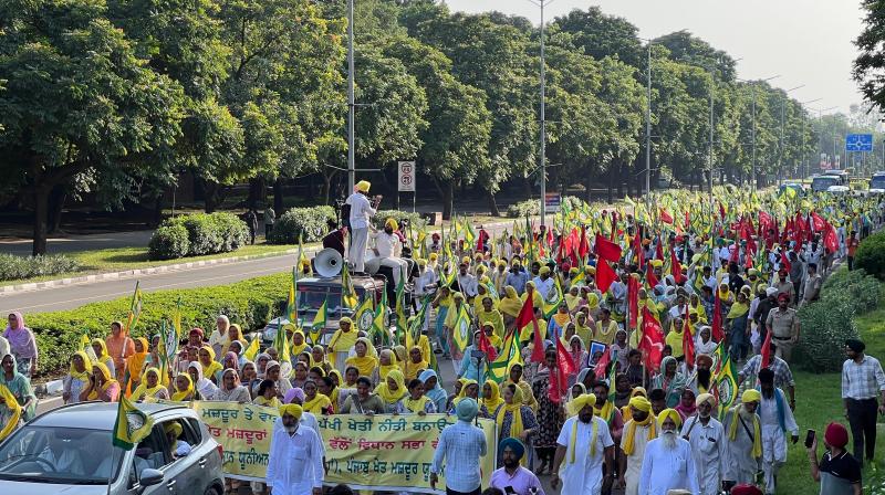March by farmers, laborers and women on the streets of Chandigarh for the demand of making agricultural policy, see pictures