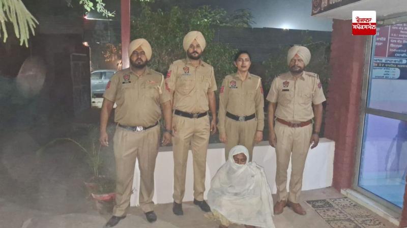 ਪੁਲਿਸ ਗ੍ਰਿਫ਼ਤਾਰ ਕੀਤੀ ਗਈ ਮਹਿਲਾ ਬਾਰੇ ਜਾਣਕਾਰੀ ਦਿੰਦੀ ਹੋਈ  