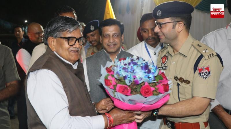 ਰਾਜਪਾਲ ਸ੍ਰੀ ਗੁਲਾਬ ਚੰਦ ਕਟਾਰੀਆ ਦਾ ਗੁਰਦਾਸਪੁਰ ਪਹੁੰਚਣ ’ਤੇ ਜ਼ਿਲ੍ਹਾ ਪ੍ਰਸ਼ਾਸਨ ਵਲੋਂ ਨਿੱਘਾ ਸਵਾਗਤ ਕਰਦੇ ਹੋਏ 