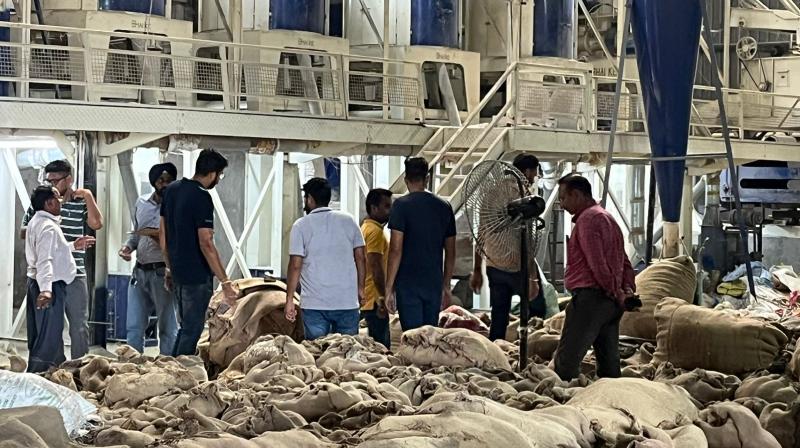 ਵਿਜੀਲੈਂਸ ਟੀਮ ਸ਼ੈਲਰਾਂ ਦੀ ਚੈਕਿੰਗ ਕਰਦੀ ਹੋਈ 