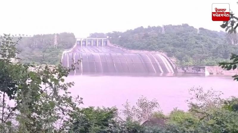 ਪੌਂਗ ਡੈਮ ਦੇ ਖੋਲ੍ਹੇ ਫਲੱਡ ਗੇਟ, ਬਿਆਸ ਦਰਿਆ 'ਚ ਛੱਡਿਆ ਪਾਣੀ, ਨੇੜਲੇ ਪਿੰਡਾਂ 'ਚ ਹੜ੍ਹ ਦਾ ਖ਼ਤਰਾ 