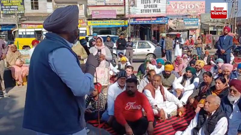 ਉਮੀਦਵਾਰ ਪ੍ਰਸ਼ਾਸਨ ਖਿਲਾਫ਼ ਜੰਮ ਕੇ ਨਆਰੇਬਾਜ਼ੀ ਕਰਦੇ ਹੋਏ 