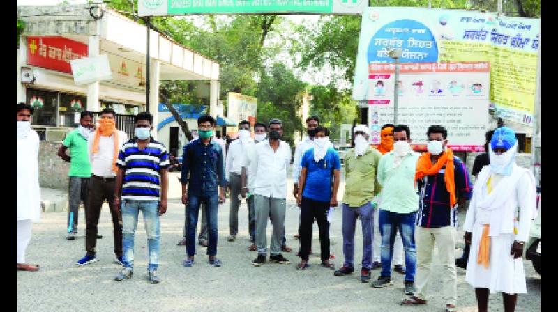 ਬਠਿੰਡਾ ਦੇ ਸਿਵਲ ਹਸਪਤਾਲ ਅੱਗੇ ਰੋਸ ਜਤਾਉਂਦੇ ਹੋਏ ਮ੍ਰਿਤਕ ਲੜਕੀ ਦੇ ਪ੍ਰਵਾਰਕ ਮੈਂਬਰ। ਫ਼ੋਟੋ: ਇਕਬਾਲ ਸਿੰਘ