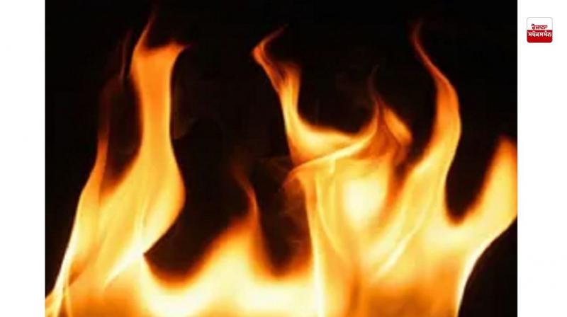 ਗੁਰਦਾਸਪੁਰ ’ਚ ਟਰੱਕ ਨੂੰ ਲੱਗੀ ਅੱਗ, ਰਾਹਗੀਰਾਂ ਨੇ ਅੱਗ ’ਤੇ ਪਾਇਆ ਕਾਬੂ