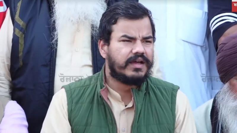 ਕਿਸਾਨ ਆਗੂ ਅਭਿਮਨਿਊ ਕੋਹਾੜ ਪੱਤਰਕਾਰਾਂ ਨਾਲ ਗੱਲਬਾਤ ਕਰਦੇ ਹੋਏ 