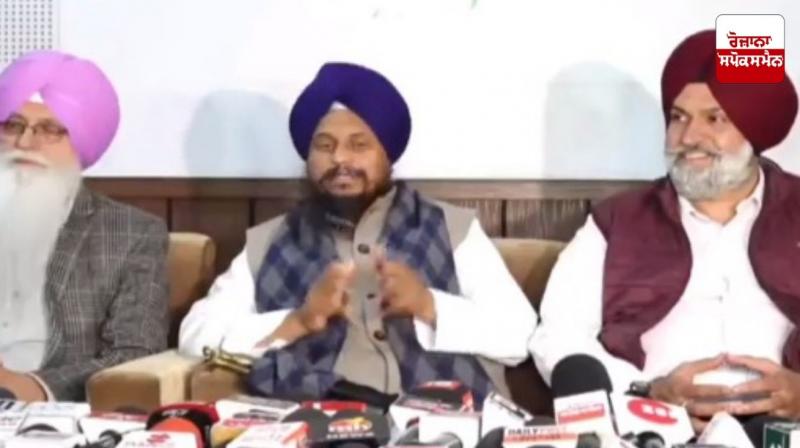 ਗਿਆਨੀ ਹਰਪ੍ਰੀਤ ਸਿੰਘ ਪੱਤਰਕਾਰਾਂ ਨਾਲ ਗੱਲਬਾਤ ਕਰਦੇ ਹੋਏ 