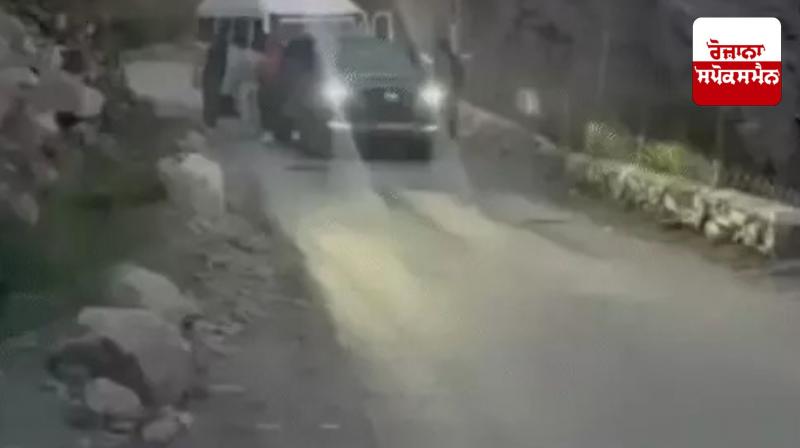 Chandigarh-Delhi tourists: Tourists fined Rs 45,000 for stopping ambulance in Himachal