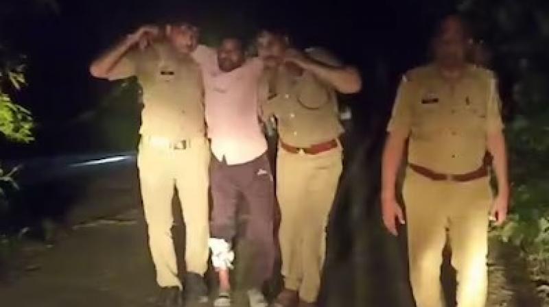 ਪੁਲਿਸ ਮੁਲਜ਼ਮ ਨੂੰ ਕਾਬੂ ਕਰਕੇ ਲਿਜਾਂਦੀ ਹੋਈ 