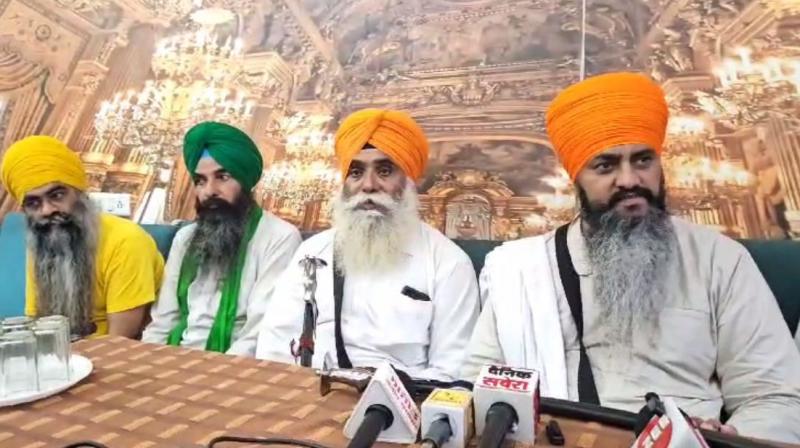 ਮੀਟਿੰਗ ਦੌਰਾਨ ਸਿੱਖ ਜਥੇਬੰਦੀ  ਪੱਤਰਕਾਰਾਂ ਨਾਲ ਗੱਲਬਾਤ ਕਰਦੇ ਹੋਏ 