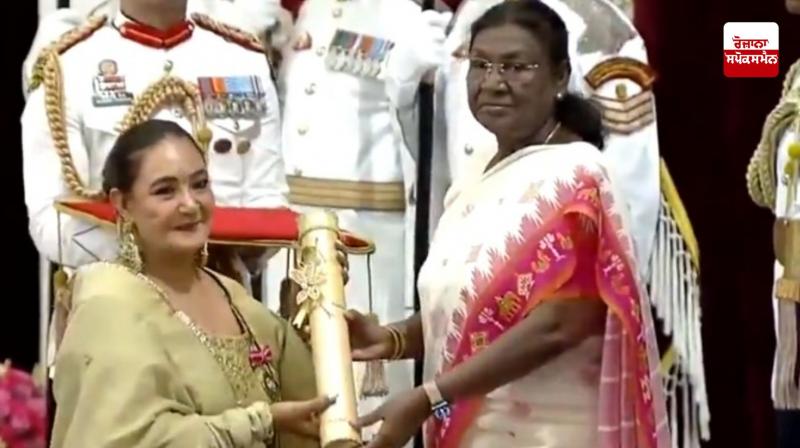 Padma Shri award: Singer Jaspinder Narula honored with Padma Shri award by the President