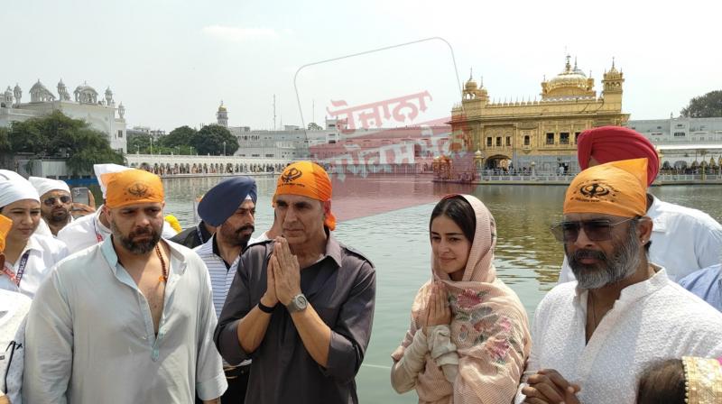 ਸੱਚਖੰਡ ਸ੍ਰੀ ਹਰਿਮੰਦਰ ਸਾਹਿਬ ਵਿਖੇ ਬਾਲੀਵੁੱਡ ਅਦਾਕਾਰ ਅਕਸ਼ੇ ਕੁਮਾਰ, ਅਨੰਨਿਆ ਪਾਂਡੇ ਹੋਏ ਨਤਮਸਤਕ