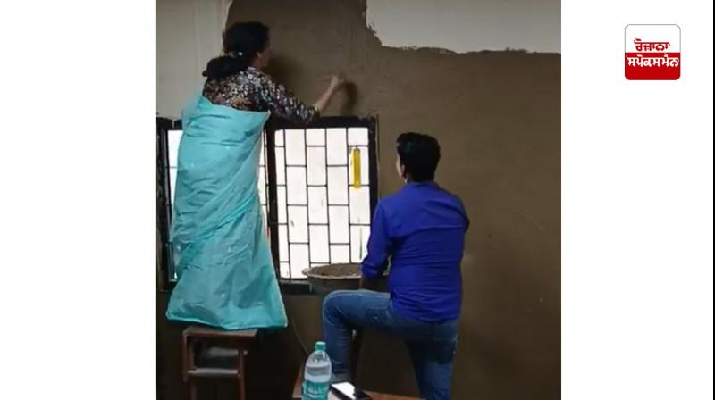 ਪ੍ਰਿੰਸੀਪਲ ਕਲਾਸਰੂਮ ਦੀਆਂ ਕੰਧਾਂ 'ਤੇ ਗਾਂ ਦਾ ਗੋਬਰ ਨਾਲ ਲੱਪਦੇ ਹੋਏ 