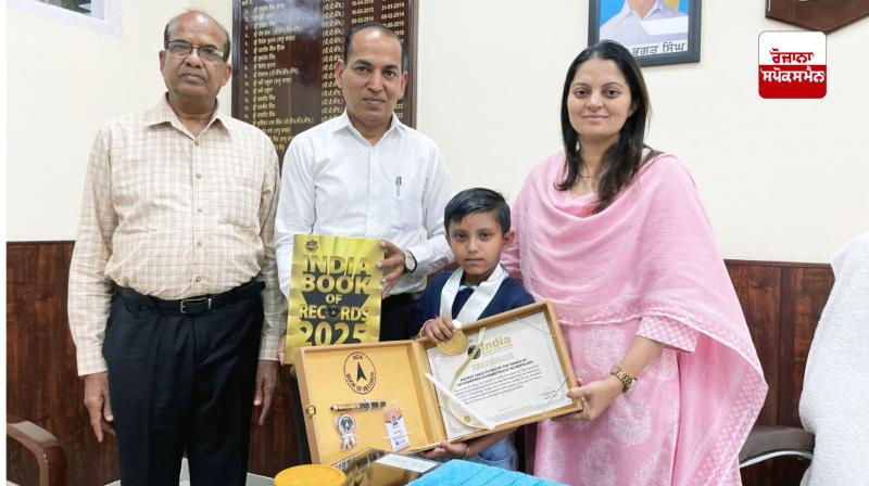  ਵਿਦਿਆਰਥੀ ਮਾਹਿਤ ਸਿੰਗਲਾ ਨੂੰ  ਮੈਡਮ ਅਵਨੀਤ ਕੌਰ ਸਿੱਧੂ ਸਨਮਾਨਤ ਕਰਦੇ ਹੋਏ