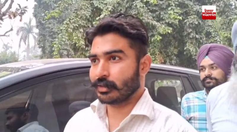 ਵਿਜੀਲੈਂਸ ਦੇ ਅਧਿਕਾਰੀ ਜਾਣਕਾਰੀ ਦਿੰਦੇ ਹੋਏ 