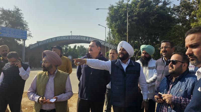 ਏਅਰਪੋਰਟ ਰੋਡ ਦੀ ਨੁਹਾਰ ਬਦਲਣ ਸਬੰਧੀ ਵਿਧਾਇਕ ਕੁਲਵੰਤ ਸਿੰਘ ਜਾਇਜ਼ਾ ਲੈਂਦੇ ਹੋਏ 