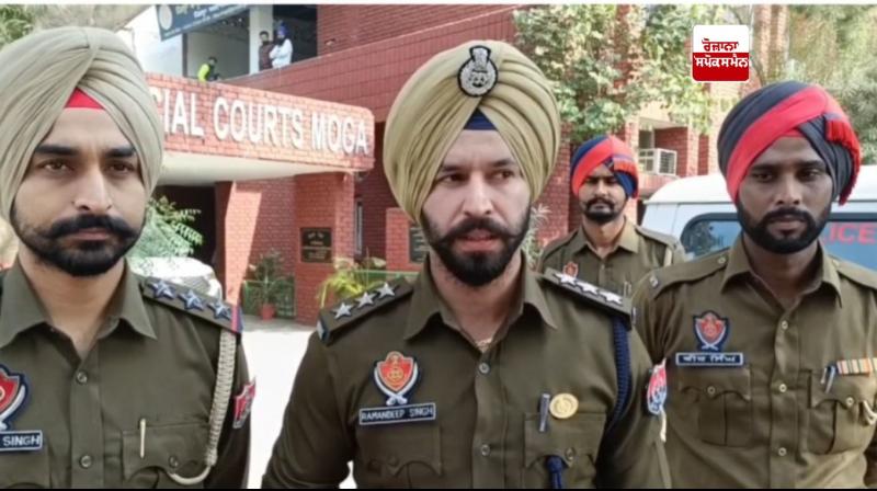 ਪੁਲਿਸ ਅਧਿਕਾਰੀ ਜਾਣਕਾਰੀ ਦਿੰਦੇ ਹੋਏ 