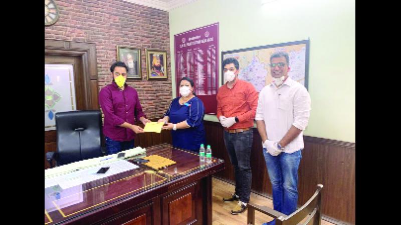 ਡੇਰਾਬੱਸੀ ਥਾਣਾ ਮੁਖੀ ਸਤਿੰਦਰ ਸਿੰਘ ਅਤੇ ਨਗਰ ਕੌਂਸਲ ਡੇਰਾਬੱਸੀ ਦੇ ਕਾਰਜਸਾਧਕ ਅਫ਼ਸਰ ਨੂੰ ਕੋਰੋਨਾ ਮਹਾਂਮਾਰੀ ਤੋਂ ਬਚਾਅ ਲਈ ਹੋਮੋਪੈਥਿਕ ਦਵਾਈਆਂ ਦੀ ਖ਼ਰਾਕ ਸੌਂਪਦੇ ਹੋਏ।