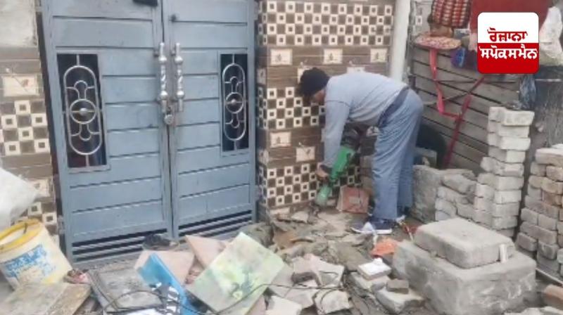 Municipal Corporation team demolishes illegal construction of drug smuggler's house in Jalandhar
