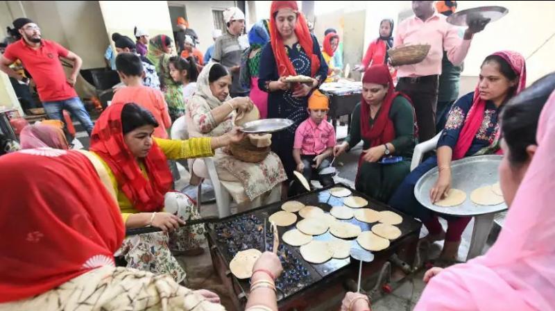 Gurdwara committee starts 10 places for laborers langar on wheels