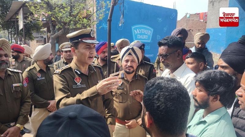 ਪੁਲਿਸ ਅਧਿਕਾਰੀ ਕਾਰਵਾਈ ਕਰਦੇ ਹੋਏ 