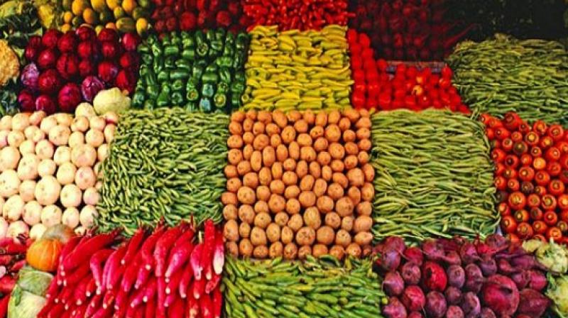 After pulses, tomatoes and other vegetables have also disappeared from the plate of the poor