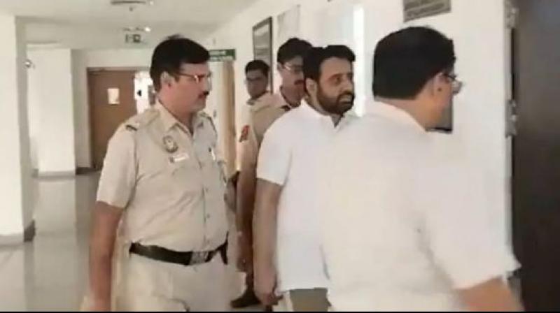 ਪੁਲਿਸ 'ਆਪ' ਵਿਧਾਇਕ ਅਮਾਨਤੁੱਲਾ ਖਾਨ ਨੂੰ ਲਿਜਾਂਦੀ ਹੋਈ 