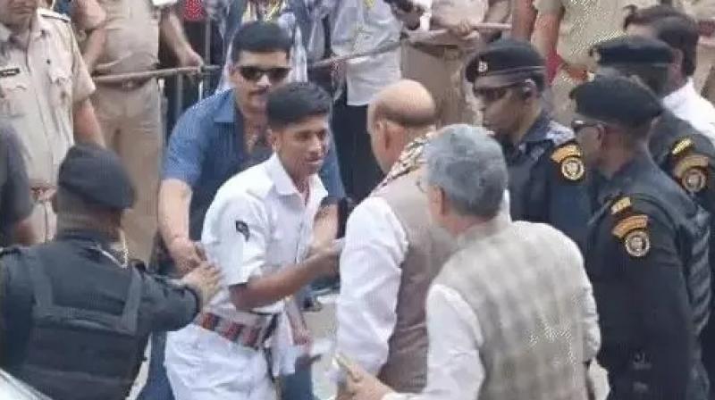 10ਵੀਂ ਦਾ ਵਿਦਿਆਰਥੀ ਘੇਰਾ ਤੋੜ ਕੇ ਰਾਜ ਨੂੰ ਮਿਲਣ ਪਹੁੰਚਿਆ 