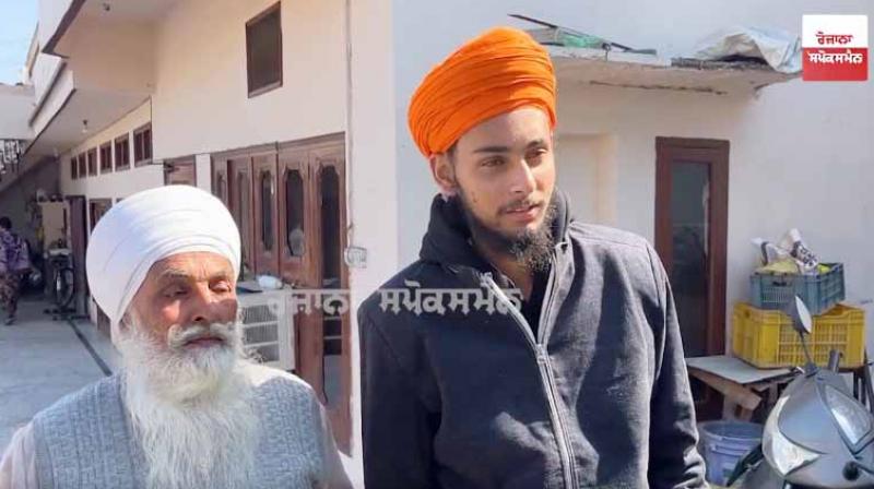 19-year-old Jasnoor Singh, a youth from Jandiala who was deported from America, reaches home