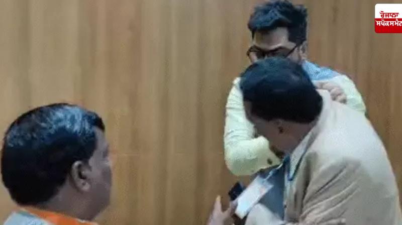 Rajasthan BJP: People slap each other in front of state president