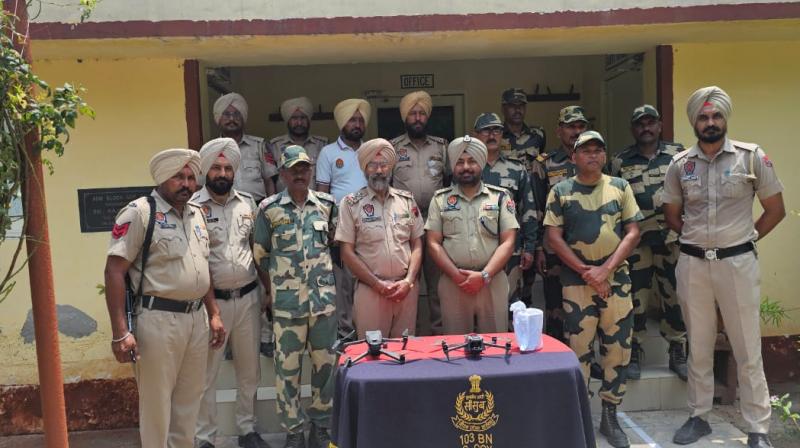 ਪੁਲਿਸ ਤੇ BSF ਜਾਣਕਾਰੀ ਦਿੰਦੇ ਹੋਏ  