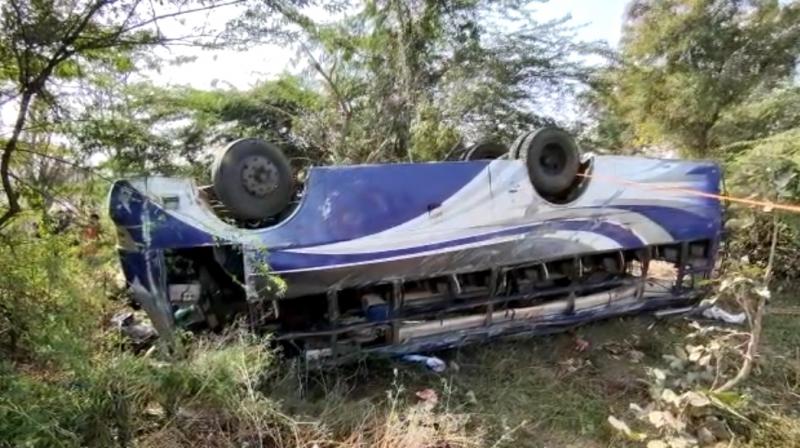 MP: Bus overturned in Khargone's Barwah, 3 killed: 42 passengers injured