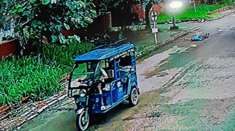 ਈ -ਰਿਕਸ਼ਾ ਚਾਲਕ ਮੋਟਰ ਵਹੀਕਲ ਇੰਸਪੈਕਟਰ ਨੂੰ ਟੱਕਰ ਮਾਰ ਭੱਜਦਾ ਹੋਇਆ 