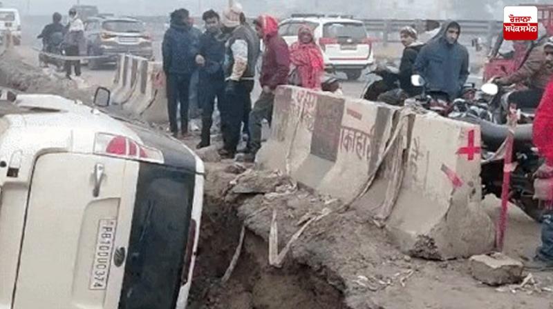 Car falls into a ditch on a highway in Ludhiana, 2 injured Latest News in Punjabi