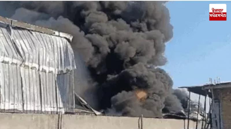 ਪਿੰਡ ਰਤਨਗੜ੍ਹ ਵਿੱਚ ਫੈਕਟਰੀ ਨੂੰ ਲੱਗੀ ਅੱਗ ਤੋਂ ਉੱਠਦਾ ਧੂੰਆਂ।
