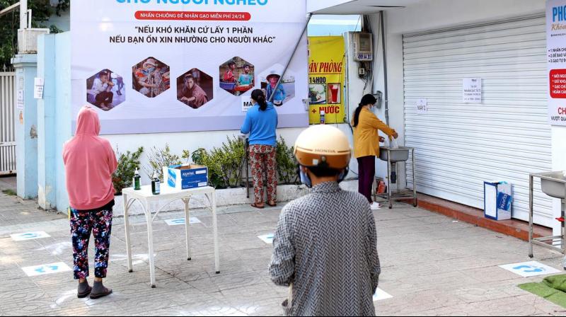'Rice ATM' feeds Vietnam's poor during lockdown
